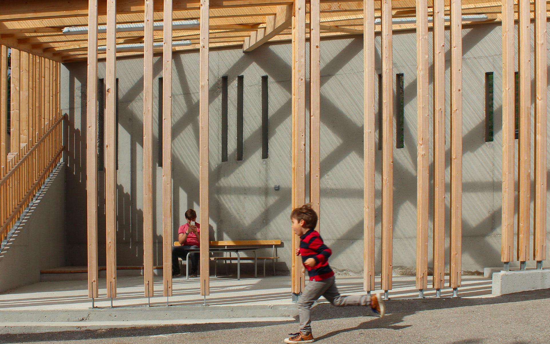architecte collectivité public Jambresic loire Auvergne Rhône Alpes école et en fait qui court structure béton et bois
